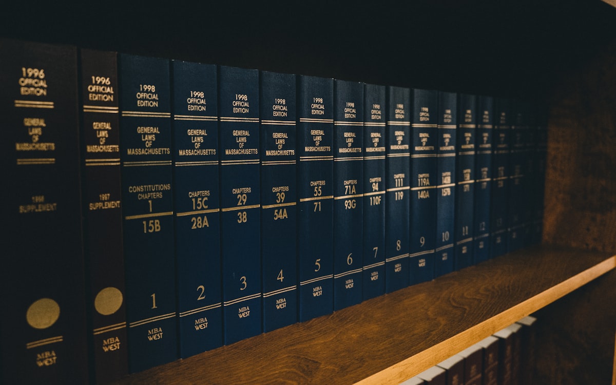 Estante com livros jurídicos em um escritório de advocacia — marketing jurídico no WhatsApp dentro das regras da OAB